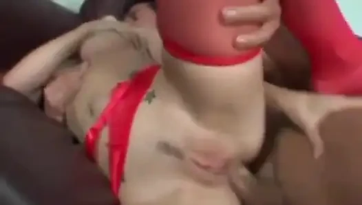 Edepsiz dövmeli genç allie anal seks kırmızı iç çamaşırı