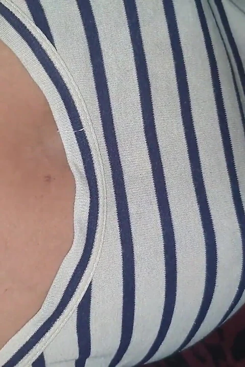 Kız büyük yarağı derinden öğürüyor ve ıslak