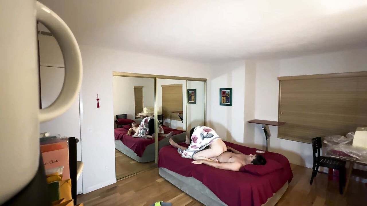 Utangaç Çinli orta yaşlı seksi kadın ilk randevuda yarağımı emiyor ve biniyor
