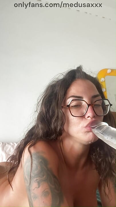 Yalnız ve çok azgın esmer çok ateşli videoların derlemesinde mastürbasyon yapıyor