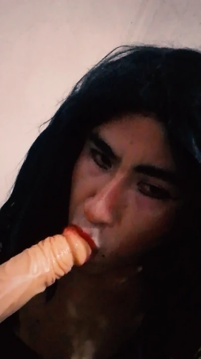 Trans bebek süper büyük ve kalın zengin bir dildoyu emiyor