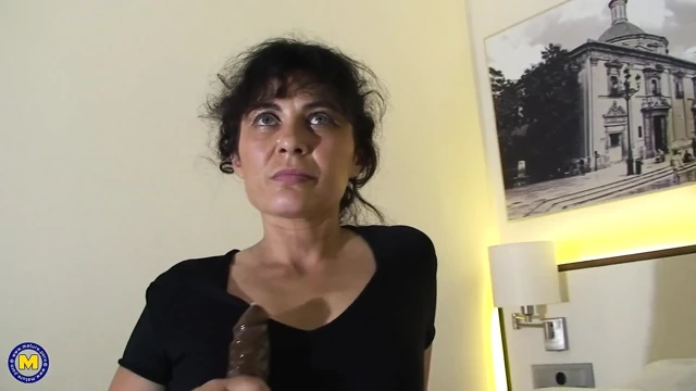 Azgın olgun bayan kıllı amcığını büyük seks oyuncağıyla dolduruyor