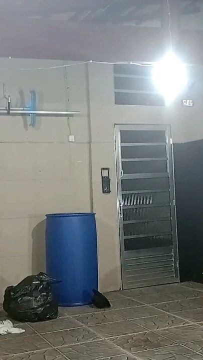 Edepsiz dilenci bayanın evinde geri dönüştürülebilir malzeme sorarken şanslı bir gün yapıyor | Klip 1