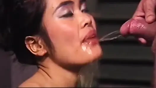 Almanya'dan kıllı Asyalı genç kızın ağzına işiyor