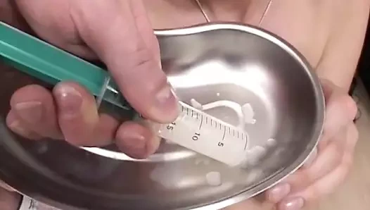 Azgın doktor ve büyük yaraklı bir hasta ofiste şişman bir hemşireyi sikiyor