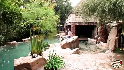 Bu iki kaltak anal yarak tedavisi için doyumsuz olduğu için götlerini sikiyor