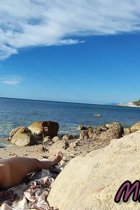 Yabancılar karımı çıplak bir plajda büyük yarağıma dokunup sikerken yakaladı