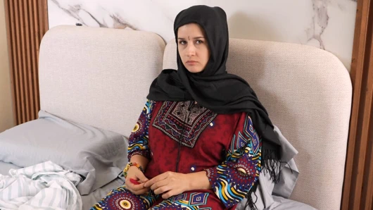 Yaşlı üvey kız kardeşim kızdı, tek bir yatağı paylaştık.