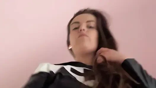 Sahibe Kate takma yarakla götünü temiz tutuyor ve ağzını açıyor