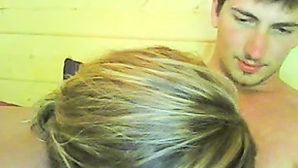 Genç çift kahrolası önünde the web kamerası