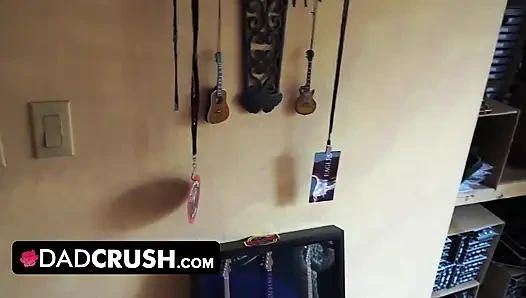 DadCrush - seksi formda bebek üvey babasının külotunu hareket ettirmesine ve parmakla havuz başında onu açık havada sikmesine izin veriyor