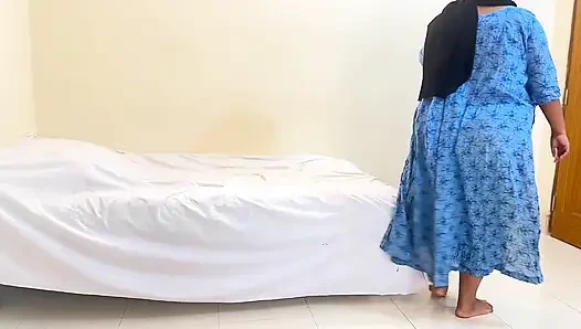 Adam ev hanımının odasına giriyor ve onu bağlamaya çalışıyor, ama ateşli ev hanımı onu yakaladı ve ellerini bağladı, sonra sikti - kovboy kız