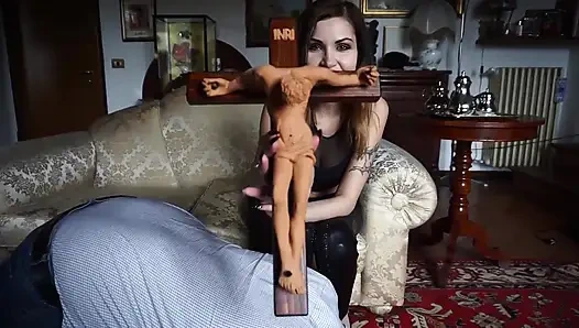 Kadın egemenliği piliç maskeli kölesini cezalandırıyor