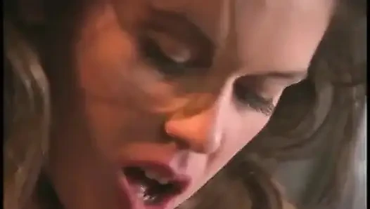 Seksi ve azgın kız dizlerinin üzerinde büyük bir yarakla derin bir sakso çekiyor ve sonra sikişiyor