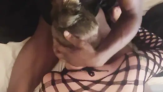 Azgın aldatan evli kadın büyük bir siyah yarak ve boşalma emri alıyor