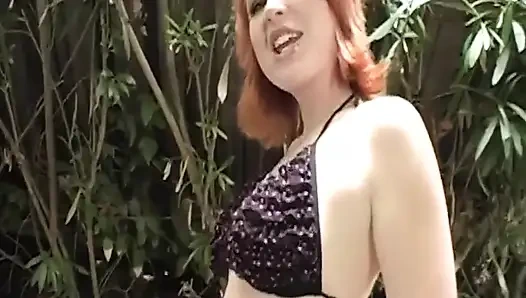 Kızıl saçlı hatun zonklayan yarağı gırtlağına kadar alıyor ıslak tükürüyor