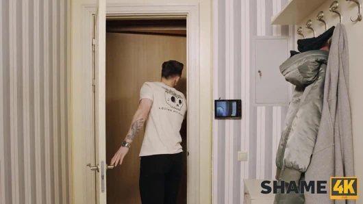 Utanç4k. güzel milf harika bir komşu olmaya çalışıyor