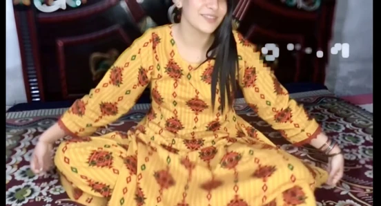 Tiktok ünlü Hintli güzel büyük götlü seks kasetini domaltarak kovboy kıza biniyor