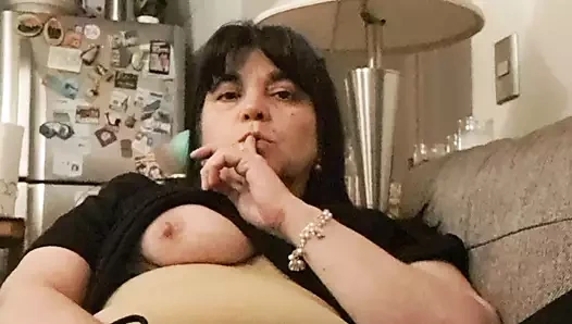 Evli kadın gizlice vajinasını ovuyor, neredeyse yakalanıyor