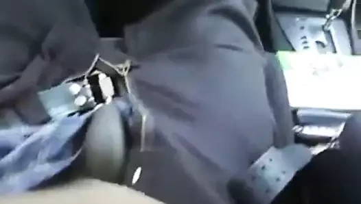 Alışveriş merkezinde bir arabada siyah bir çük emmek