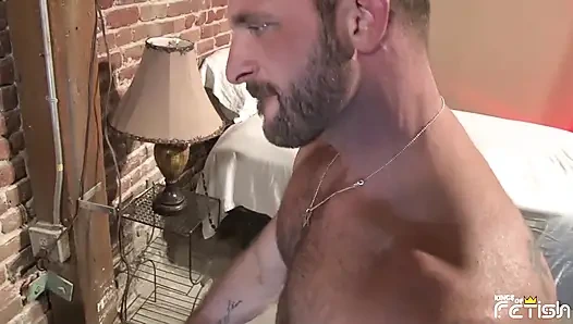 Kaslı adam sevgilisinin kıllı göt deliğini çok tutkuyla yalıyor ve sikiyor