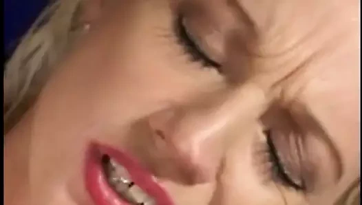 Seksi sarışın spor salonunda kedi ağırlıkları kaldırdıktan sonra koyu gözlük damızlık tarafından becerdin