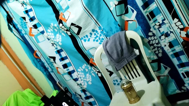 CADıLAR BAYRAMıNDA PORNO!! Şapkalı genç kadın cadı kanepeye oturuyor ve seks yapmadan önce konuğundan onu okşamasını istiyor