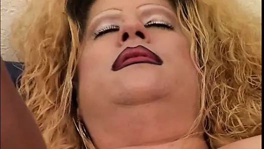 Sarışın onun şişman arkadaşı üzerinde eğilir ve onu arkasından vibratör ile sikikleri