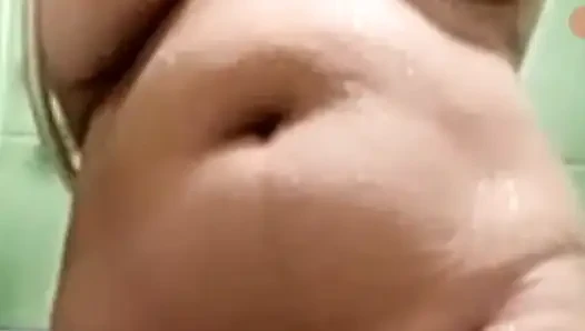 Sabahın erken saatlerinde işe hazırlanıyor önce banyo yapıyor