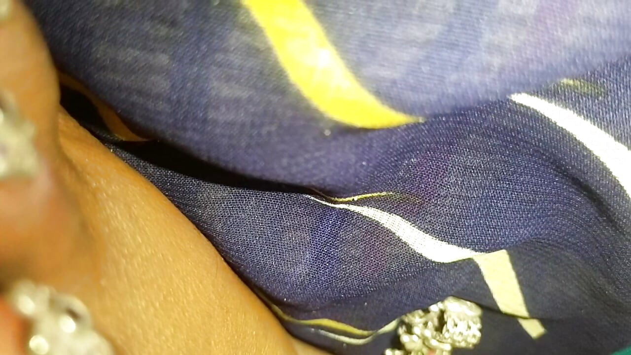 Hintli kadın yatak odasında sert seks yapıyor
