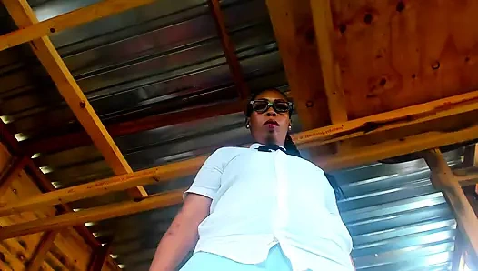 Kütüphanede porno oynadığı için sapık adamı cezalandıran rol yapma