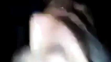 Beyaz kız emme bir çikolata çük için tamamlama