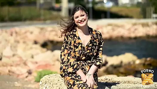 Güzel orta yaşlı seksi kadın Aurora iyi bir sikiş için iki yarağa sahip