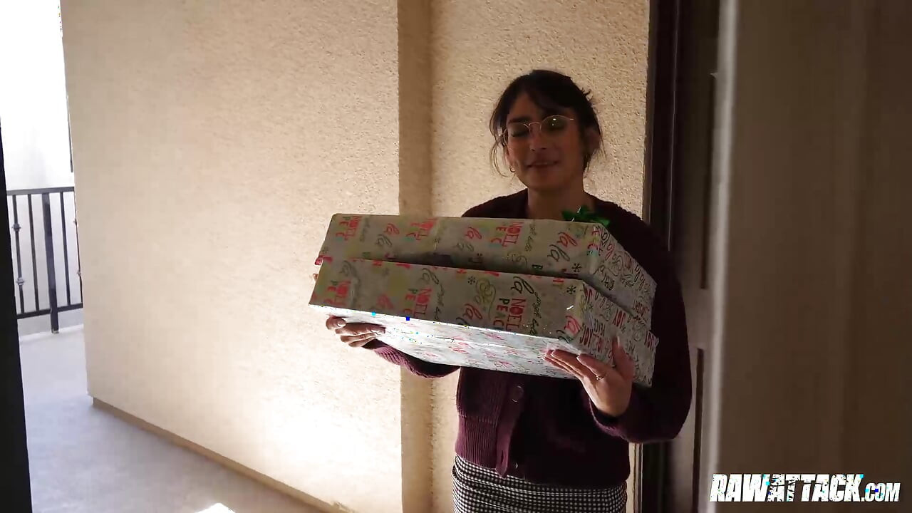 Kitty Valance pembe amcığını sürpriz tatil hediyesi olarak sunuyor