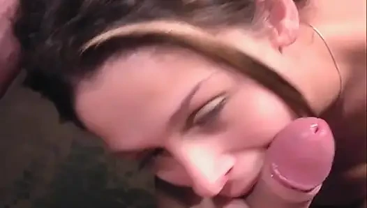 Kıllı amcık mutfakta sikişiyor