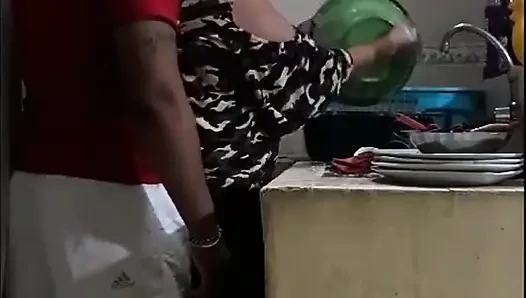 Çalışan bulaşık yıkarken sikiliyor - karım neredeyse bizi yakalıyor