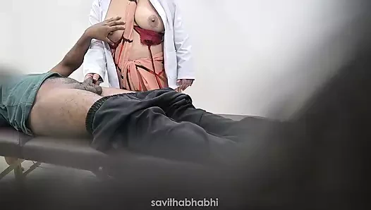 Bayan doktor hastanede hastayı kontrol ediyor