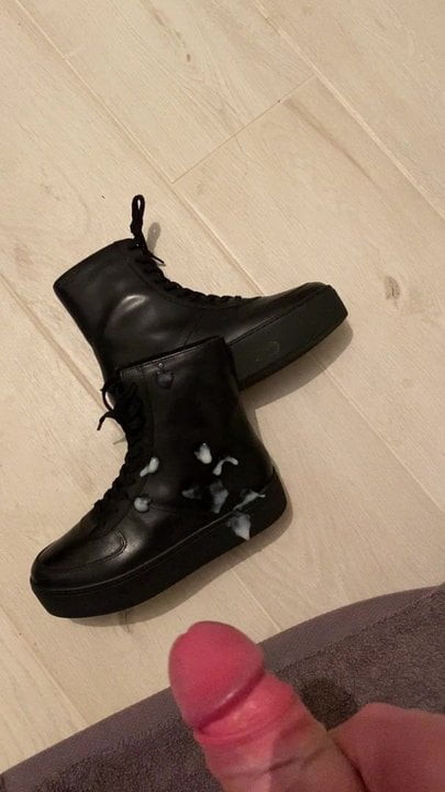 Cum üzerinde deri serseri ayakkabı