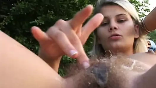 Sarışın genç kız yürürken boşalmak için büyük yarağa biniyor