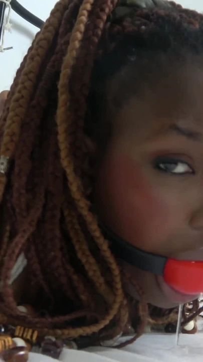 Coco ve Mila'nın ateşli gecesi: Cadılar Bayramı esaret hayaleti tarafından sıkıca bağlı ve sikiliyor! (4k)