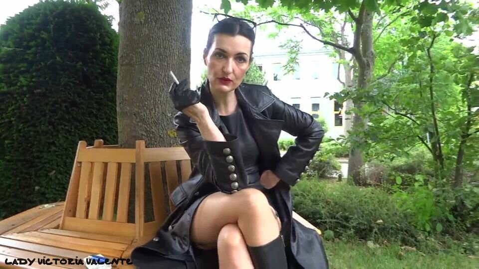 Lady victoria valente seni açık havada kullanıyor