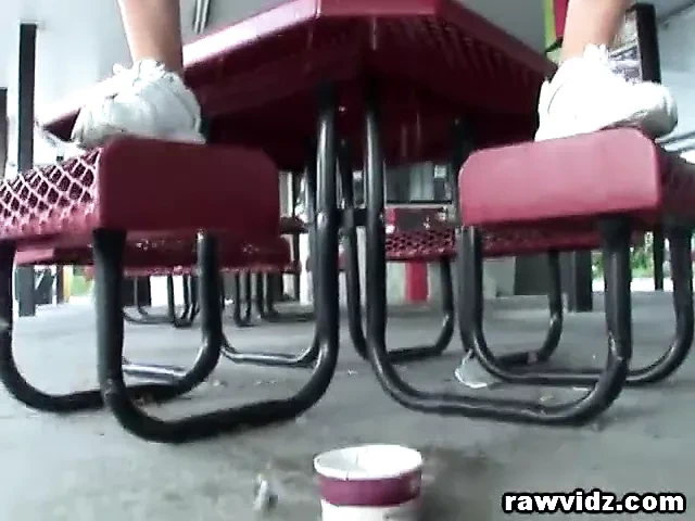 Kız yakalandı gösteren onu kedi içinde kamu