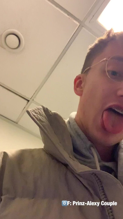 Twink banyo kabininde rastgele adamın yarağına dokunuyor