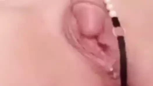 Yakın çekimde büyük klitoris sulu mastürbasyon