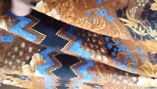 karısının mayure sarong üzerinde boşalmak deneyin