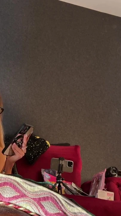 Festival kostümlü cadılar bayramı sürtükleri büyük bir yaraklı adama taşak masajı ve yarakla azdırma ile özensiz bir mastürbasyon yapıyor | Klip 2