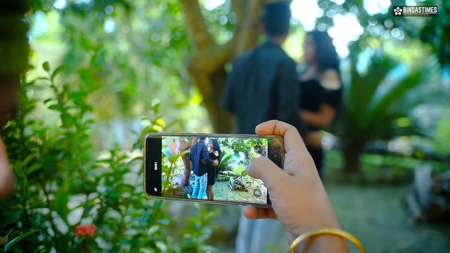 Hintli erkek arkadaş ve kız arkadaş açık havada seks yabancı bir adamla sert bir üçlü sekse dönüşüyor (Hintçe ses )