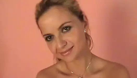Sana Alexia'yı büyük bir porno sitesinde kendini gösterme arzusu olan gerçek bir büyük memeli sarışını sunuyorum