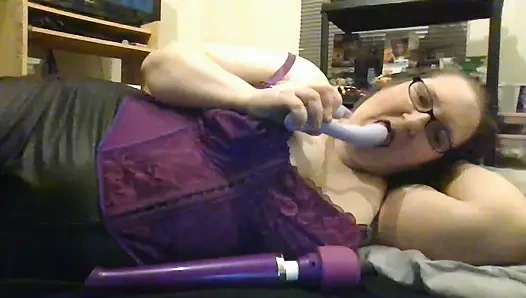 Yalnız evli kadın oynuyor