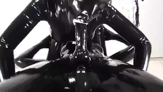 iki lezbiyenler içinde lateks prezervatif takım strapon